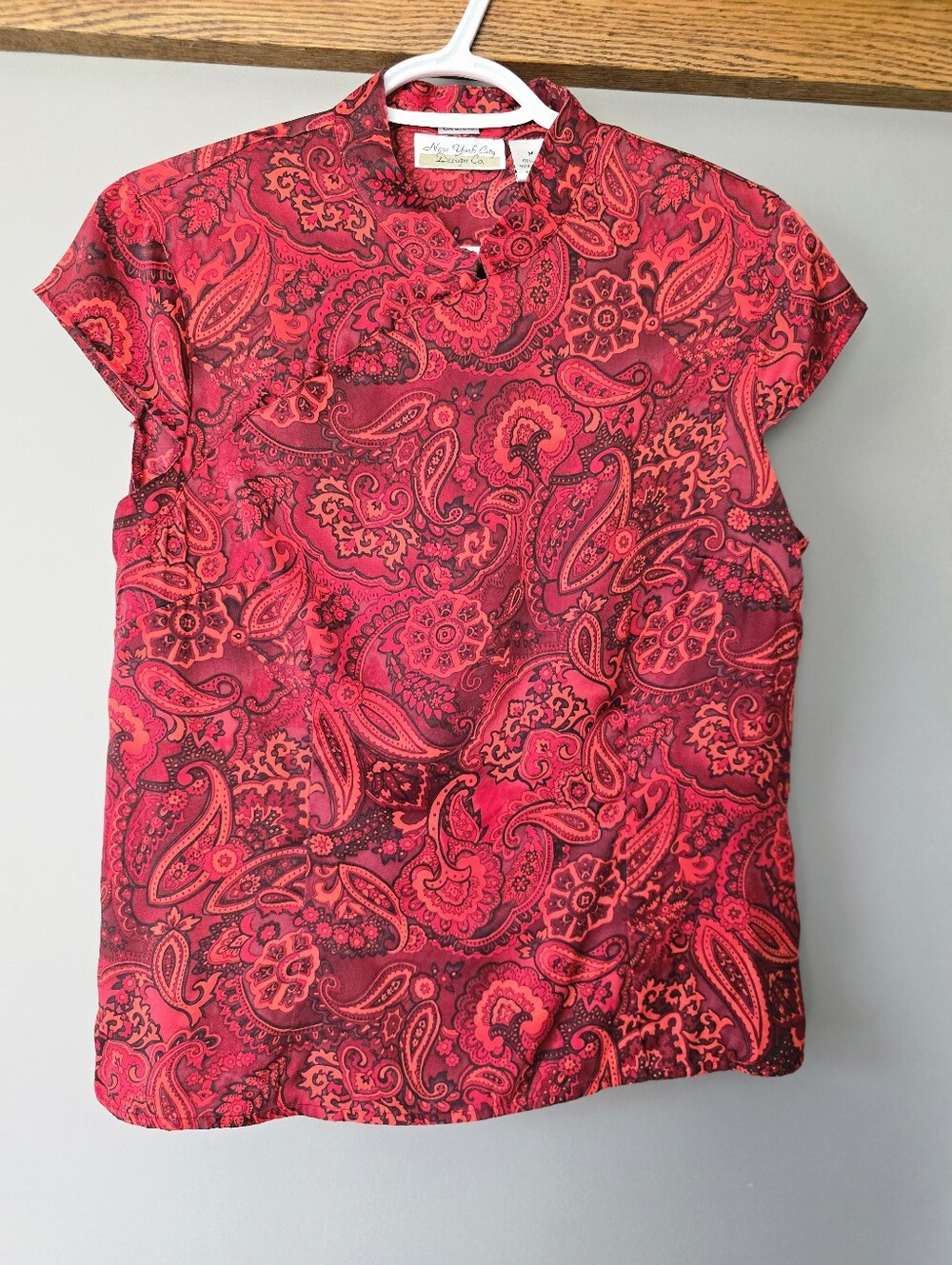 100% Silk Vintage Red Paisley Mandarin-Collar Cap Sleeve Blouse In Size Med.